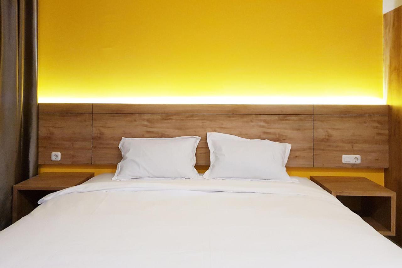 Oyo 90015 Platinum Guest House Medan Esterno foto