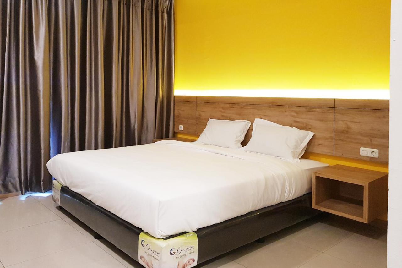 Oyo 90015 Platinum Guest House Medan Esterno foto