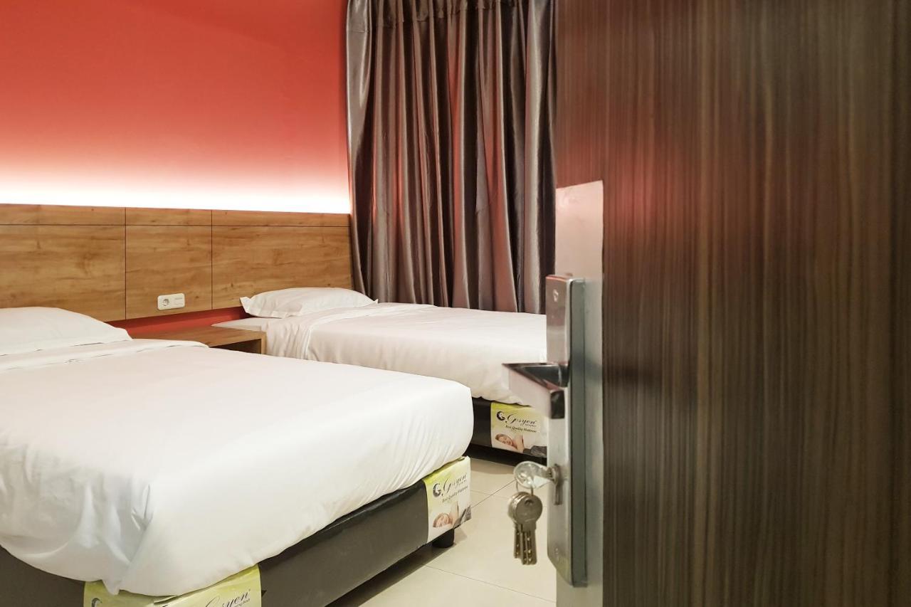 Oyo 90015 Platinum Guest House Medan Esterno foto