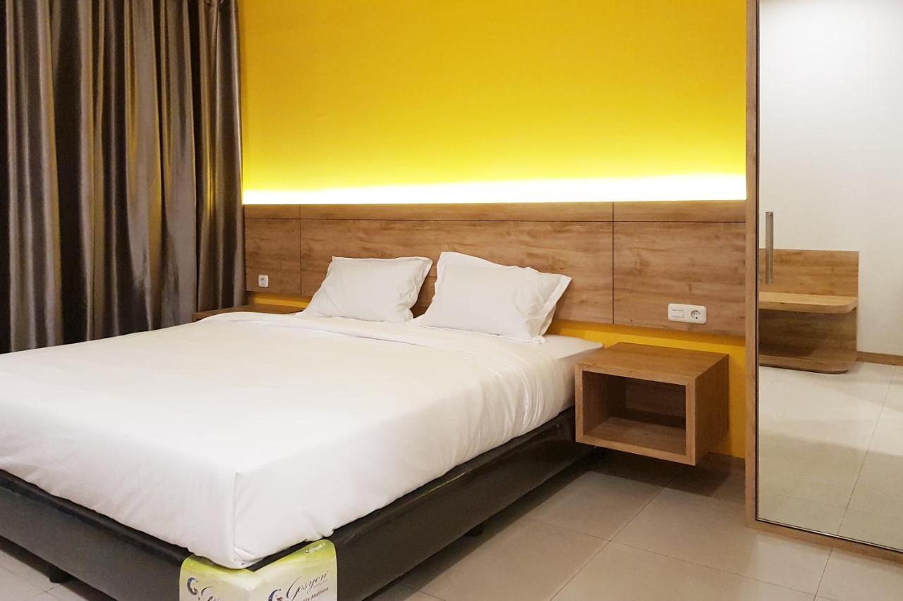 Oyo 90015 Platinum Guest House Medan Esterno foto
