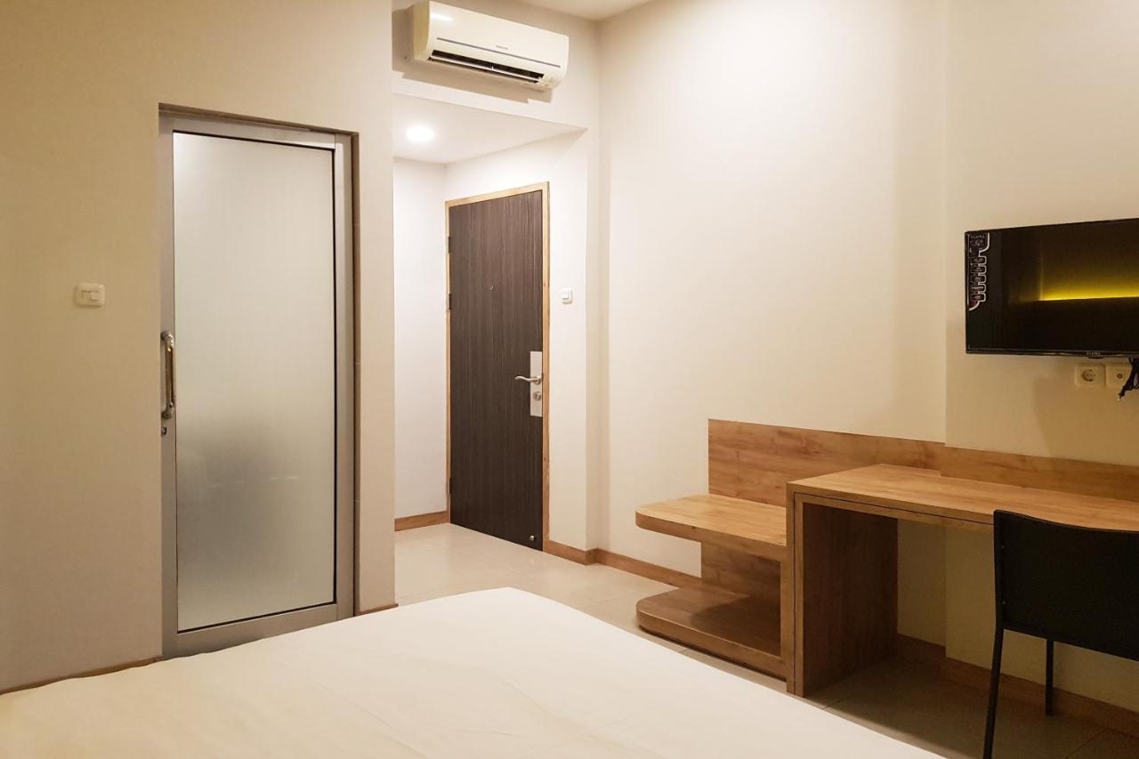 Oyo 90015 Platinum Guest House Medan Esterno foto
